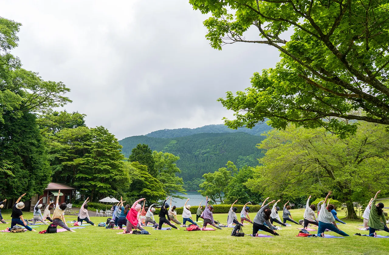 はこじょフォレストフィーリング 青空の下で森林ヨガ